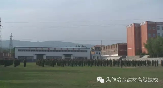 你們學(xué)校的教學(xué)環(huán)境怎么樣?學(xué)校周圍的環(huán)境怎么樣？
